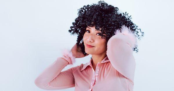 How to wear wigs - women wearing a short curly wig